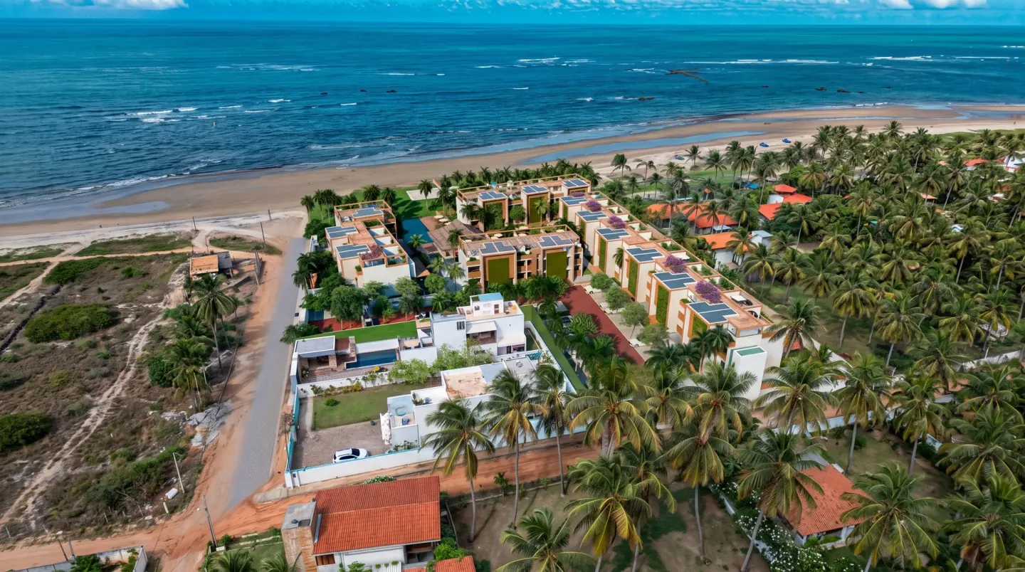 Vista aérea de condomínio pé na areia em Flecheiras, litoral oeste do Ceará